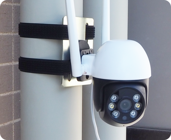 オプション品の取付プレートを用いて工事不要で屋外カメラを設置している様子