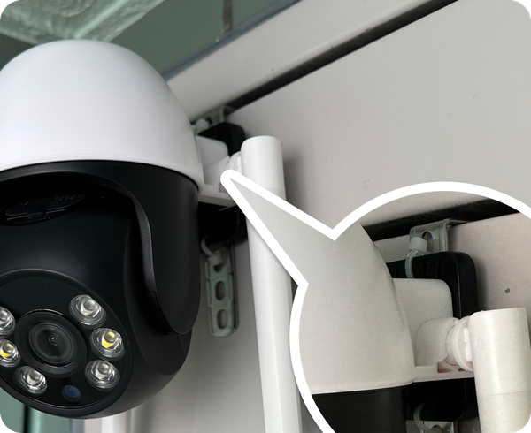 ポールに屋外カメラを設置している写真