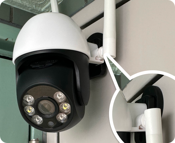 ポールに屋外カメラを設置している写真